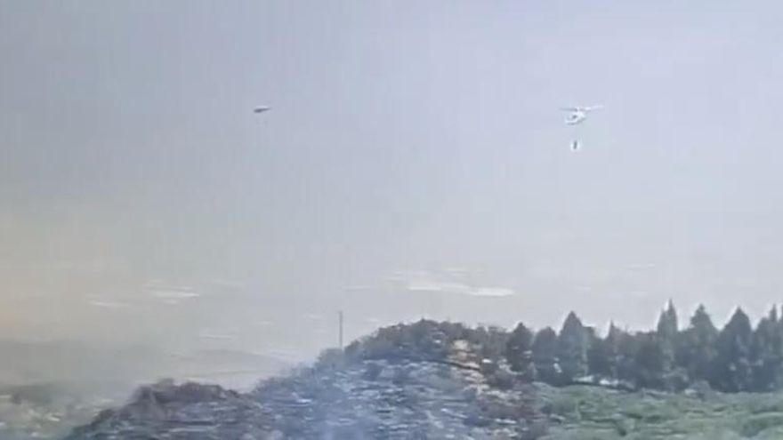 Helicópteros actúan en el incendio en Telde.