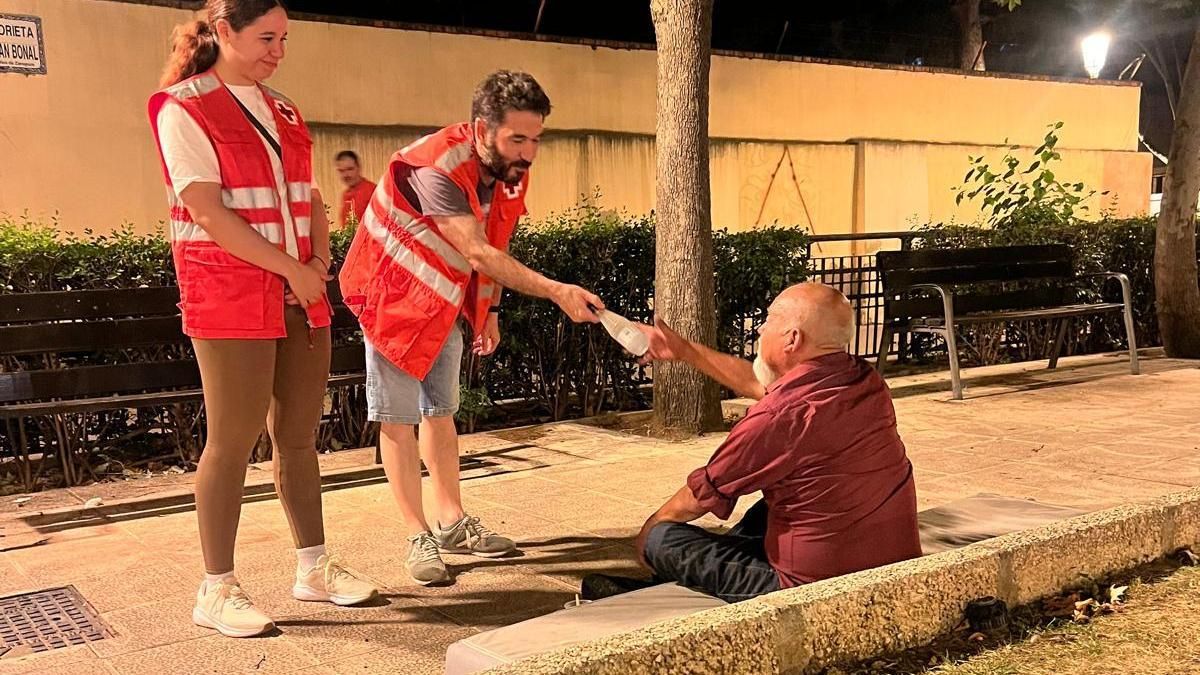 Trabajadores de Cruz Roja atendiendo a personas sin hogar