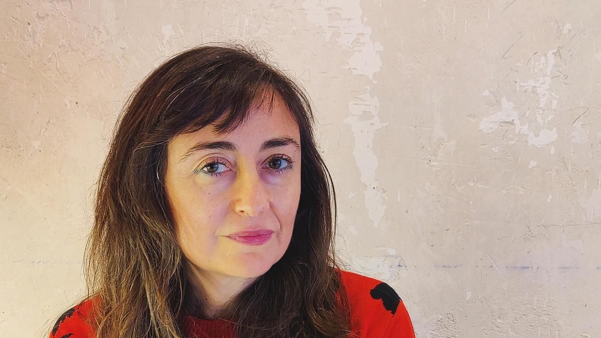 La escritora Elvira Navarro, autora de 'La sangre está cayendo al patio'