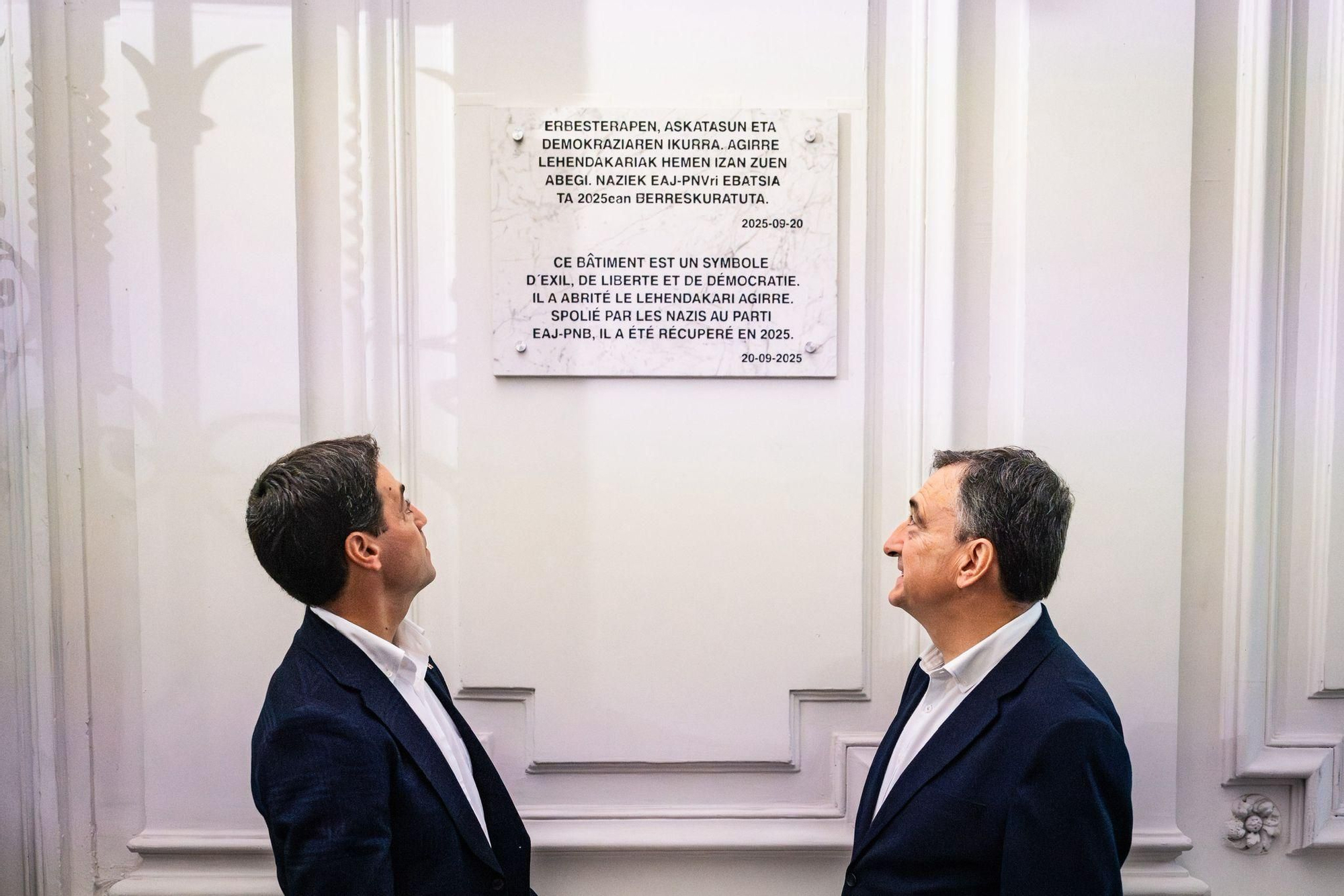 Imanol Pradales y Aitor Esteban, con la placa bilingüe que recuerda al lehendakari Aguirre