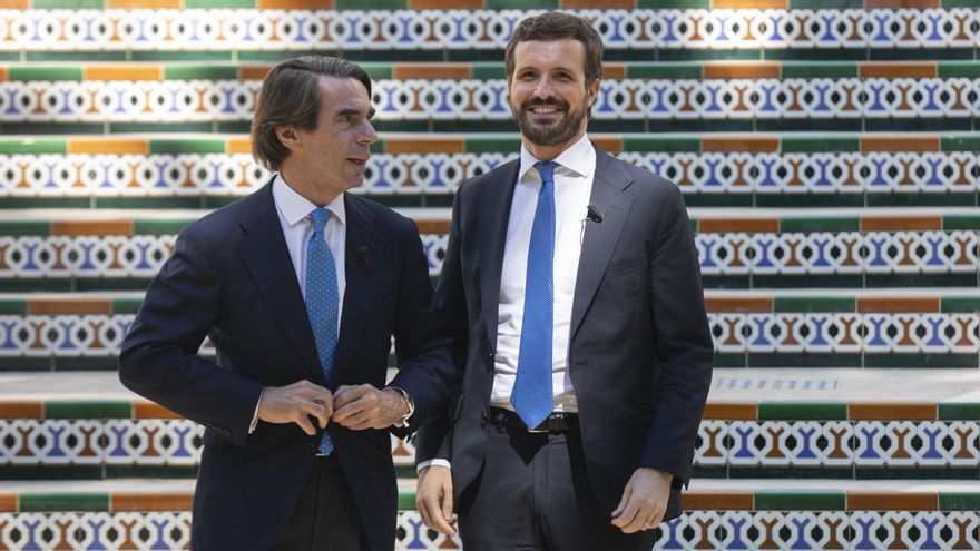 El presidente del PP, Pablo Casado (d), y el expresidente del Gobierno José María Aznar (i), a la llegada a la Convención Nacional del PP, 'Creemos', donde intervendrán sobre 'La fortaleza de las instituciones'.