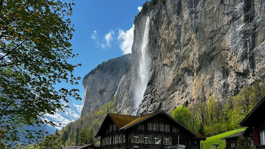 El nombre de este valle suizo, "fuentes ruidosas", deja entrever lo que vas a encontrarte: hasta 72 cascadas que lanzan agua por gigantescas paredes verticales