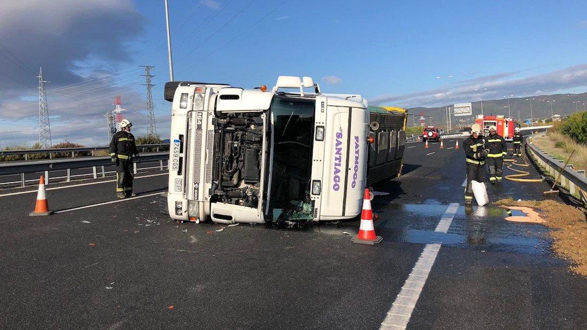 Vuelca un camión de paquetería en la A-4 y evacúan a su conductor al hospital