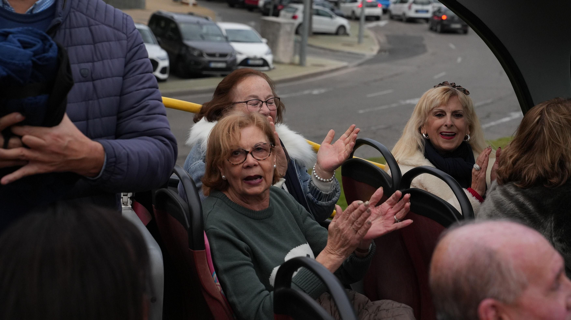Los mayores participan en un recorrido urbano en autobuses turísticos dentro de la actividad “Coro de Coros”.