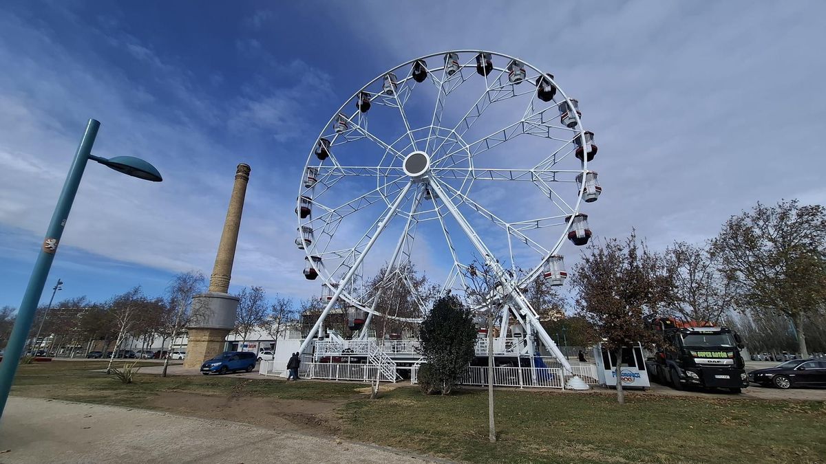 Zaragoza prepara casi en febrero el estreno de uno de los atractivos de la Navidad, la noria de 35 metros de altura