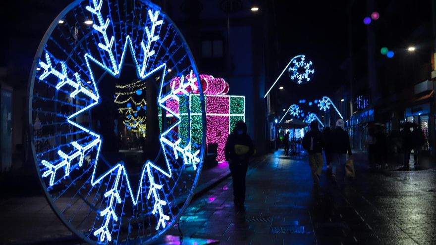 Una calle de La Laguna iluminada por el alumbrado navideño