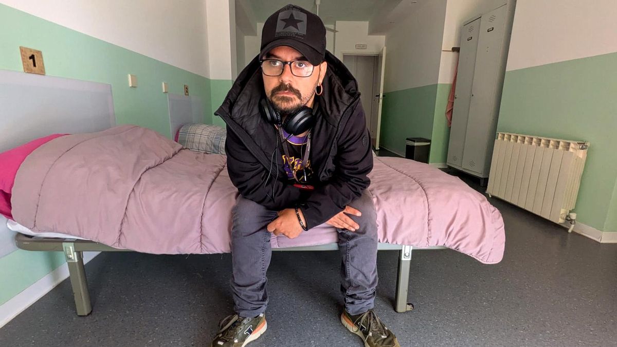 Carlos, de 35 años, en su habitación del CEDIA en Lucero (Madrid)