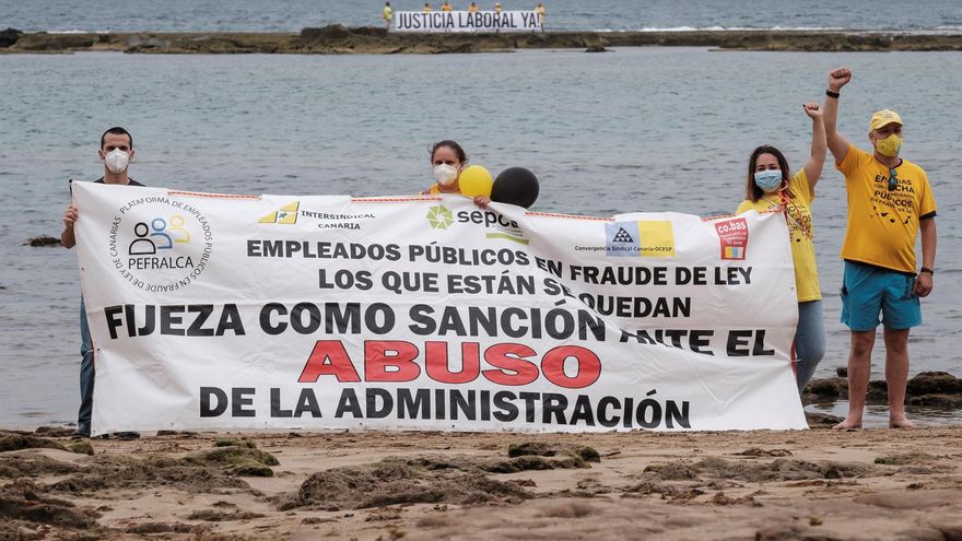 Los empleados públicos en abuso de temporalidad piden "justicia laboral" desde la playa de Las Canteras
