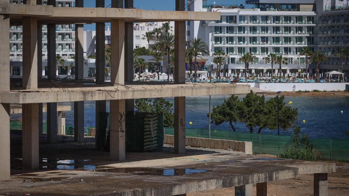 La estructura del hotel abandonado no aparece en los vídeos oficiales de promoción turística, pero es más que visible desde las habitaciones de los hoteles cercanos.