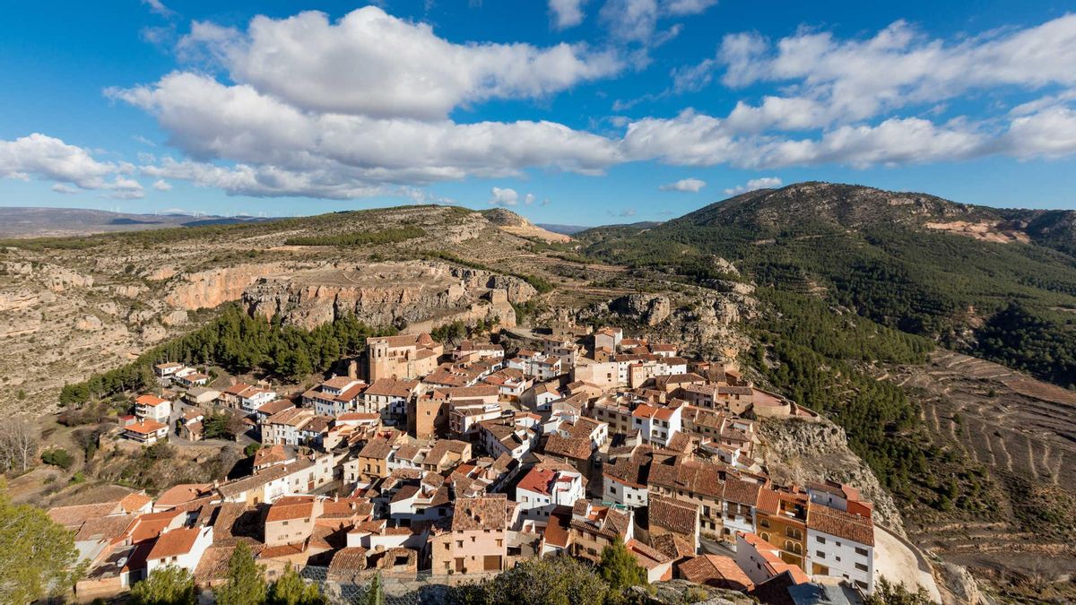 A una hora de Valencia: el pueblo de apenas 600 habitantes que todavía conserva huellas de dinosaurios