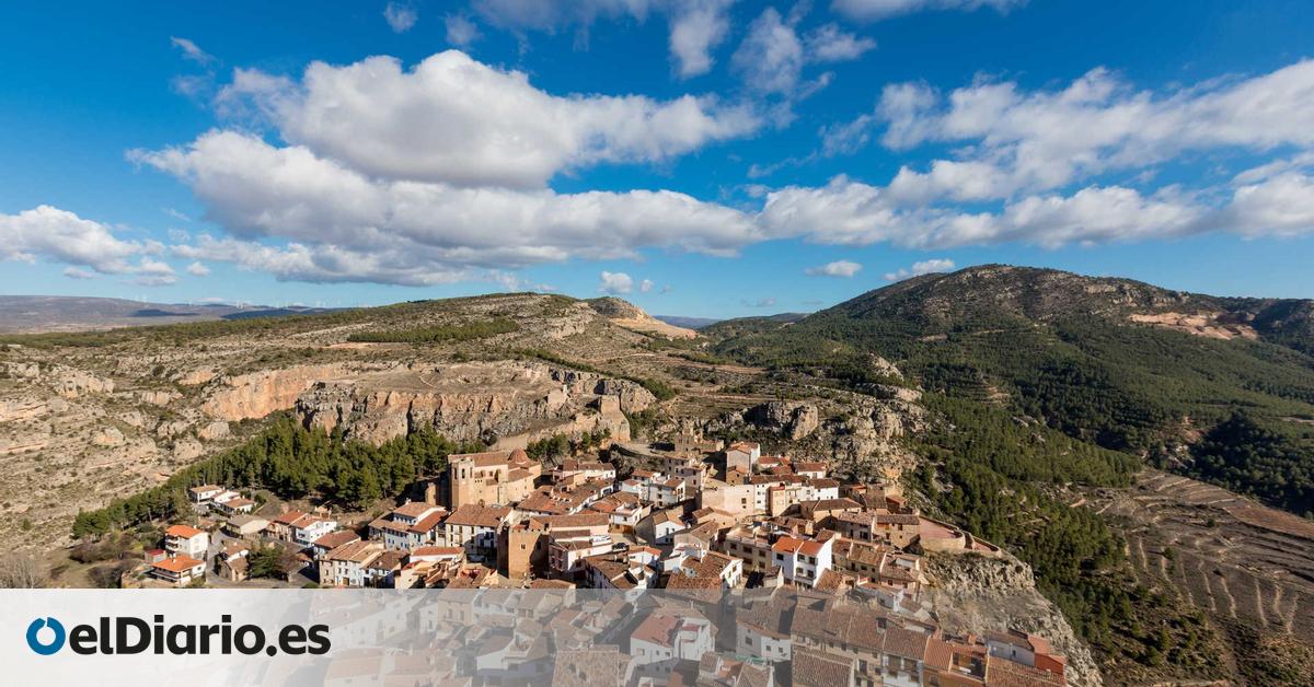 A una hora de Valencia: el pueblo de apenas 600 habitantes que todavía conserva huellas de dinosaurios