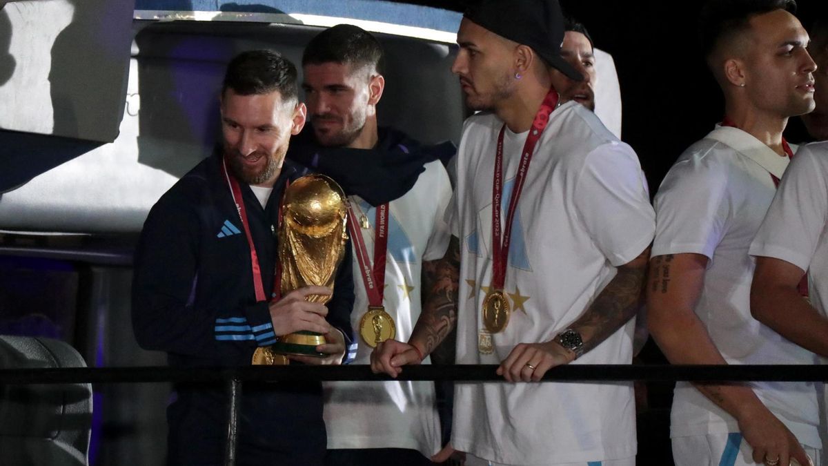 Messi y sus compañeros en el micro que los llevó hasta el predio de AFA en Ezeiza en medio de un multitudinario recibimiento