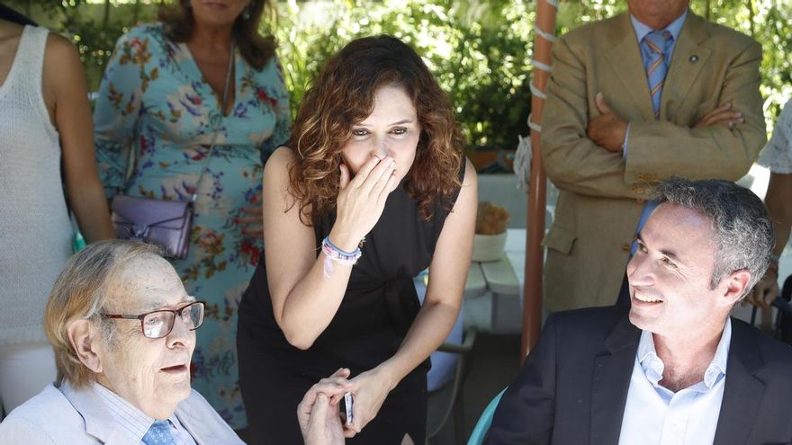 La presidenta de la Comunidad de Madrid, Isabel Díaz Ayuso, saluda al economista y académico Ramón Tamames tras ser nombrada presidenta de Tabarnia en Madrid. EFE/ Luis Millan