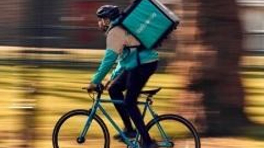 Bruselas constata el aumento de "trabajadores pobres", pide "salarios mínimos adecuados" y llama a "promover la negociación colectiva"