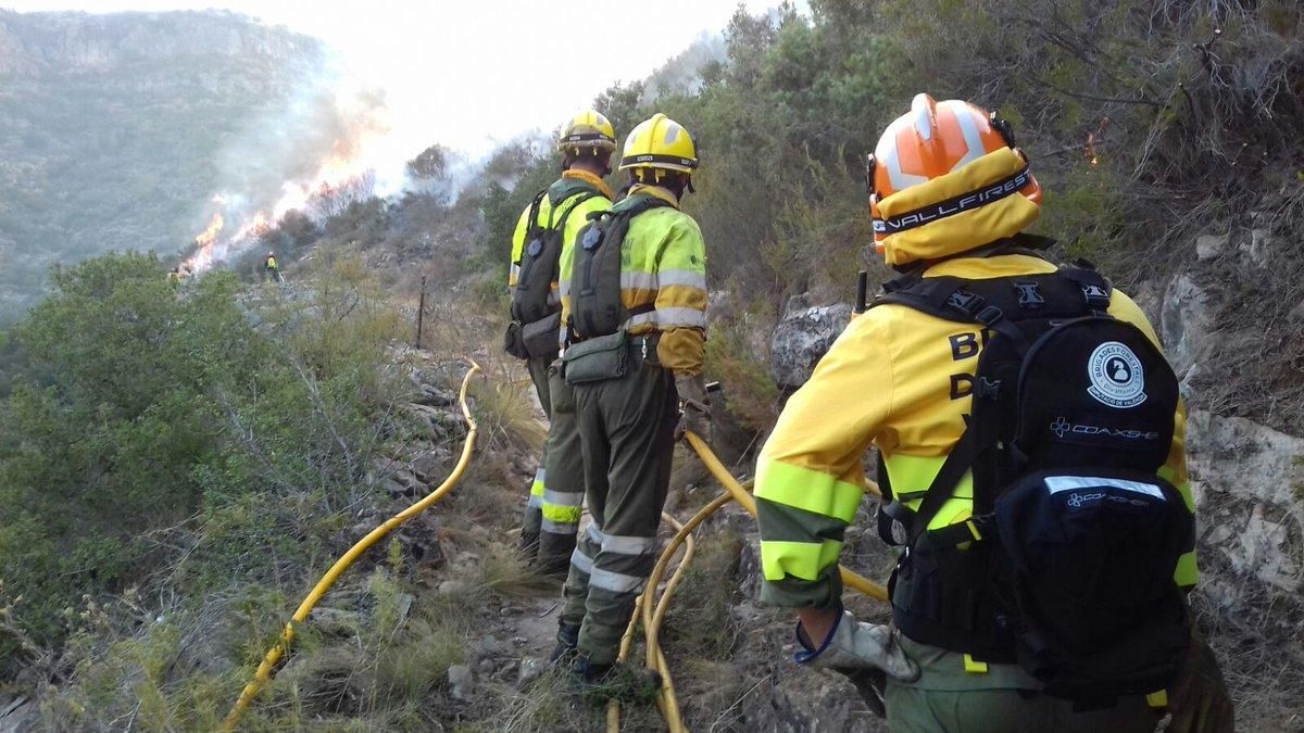 Bomberos de las brigadas forestales trabajan en las labores de extinción sobre el terreno