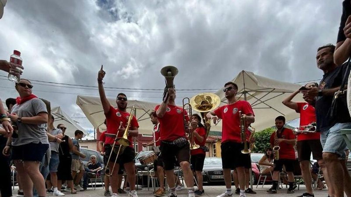 La aventura de La Sin Control: una charanga leonesa que este verano se va de gira por Europa