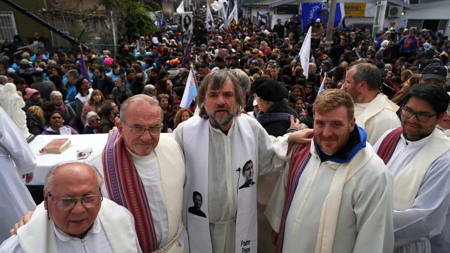 Curas villeros reclamaron por las necesidades de sus barrios a días de la Navidad: "Va a faltar una mesa digna"