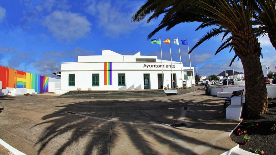 Un mural con la palabra 'Orgullo' en el Ayuntamiento de Tías, en Lanzarote