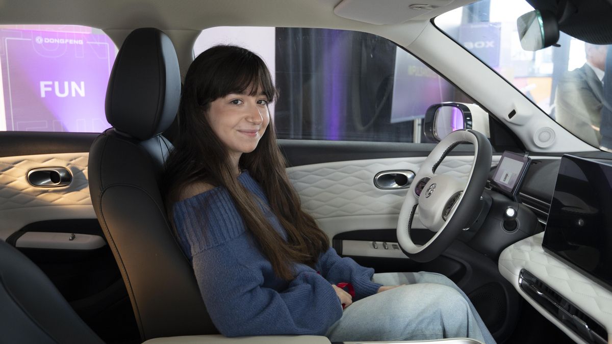 Marina Simón, la estudiante con la mejor nota del año pasado, a bordo de su coche.