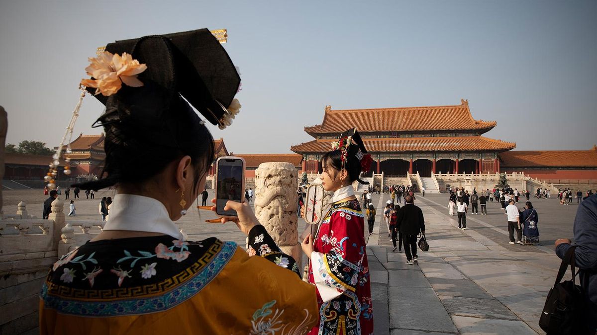 Jóvenes posan con trajes de época en uno de los espacios más emblemáticos de Beijing