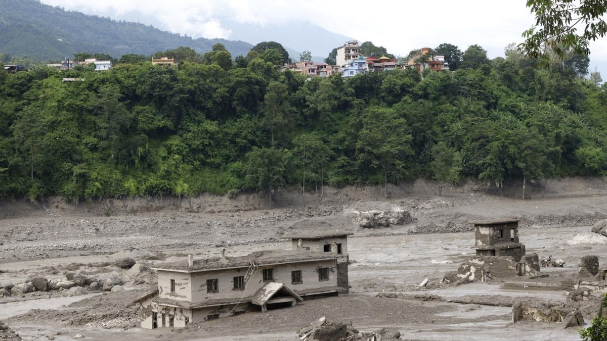 El agua arrasa Trishuli Bazar, en el distrito de Nuwakot, Nepal.