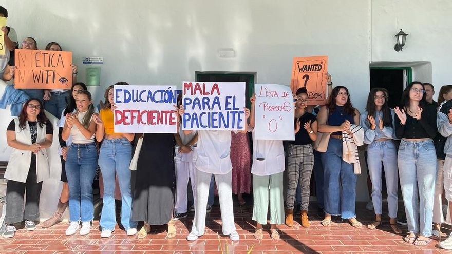 El alumnado de la Facultad de Enfermería de Lanzarote protesta contra la falta de profesores