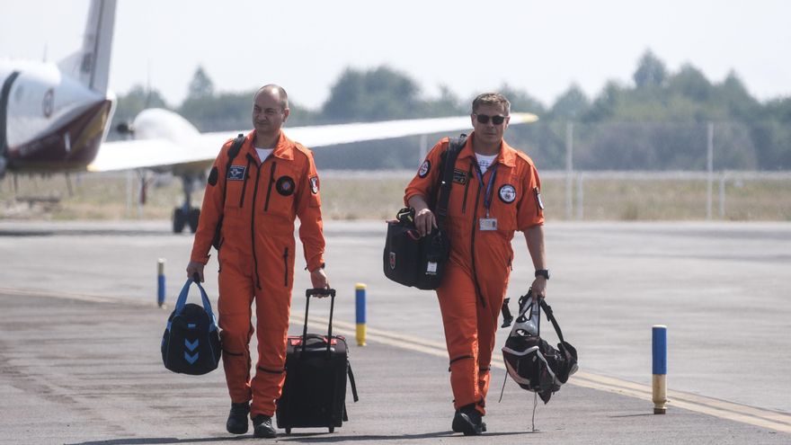 Aterrizan en Santiago los dos aviones pedidos por España a la UE para extinguir los fuegos