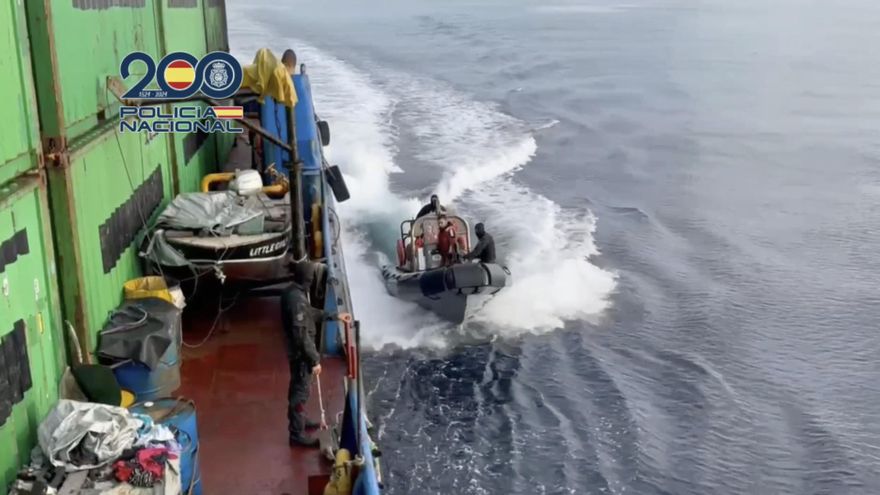 Interceptado a 600 millas de Canarias un buque con varias toneladas de cocaína con destino Galicia