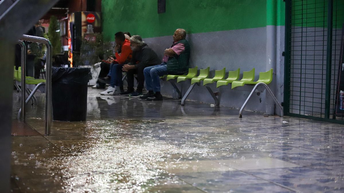 Varias personas se protegen del aguacero en Santa Cruz de La Palma. EFE/Luis G. Morera