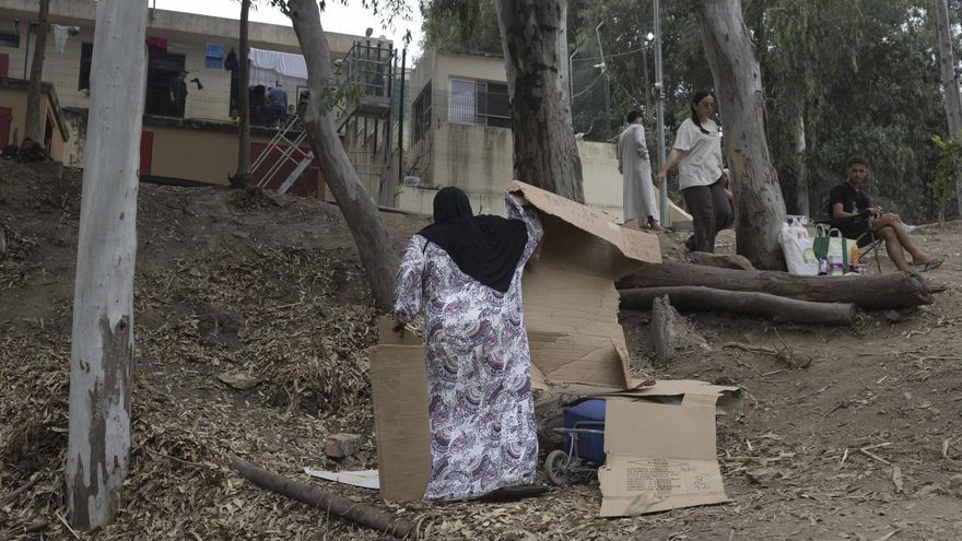 Yamila, de 75 años, tras conseguir unos cartones para dormir a la intemperie, más de un mes después de haber llegado a Ceuta.