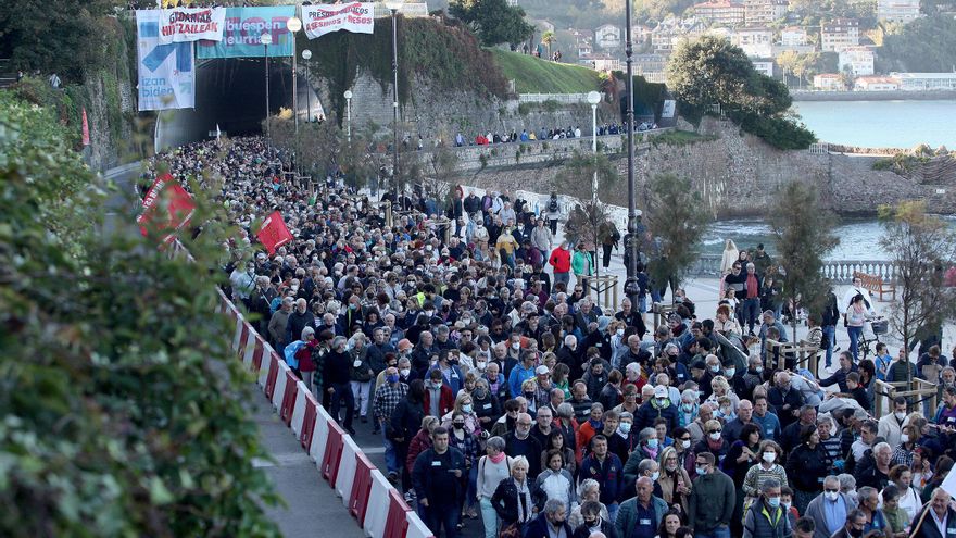 Asistentes a una manifestación a favor de los presos de ETA, a 23 de octubre de 2021, en San Sebastián, Euskadi