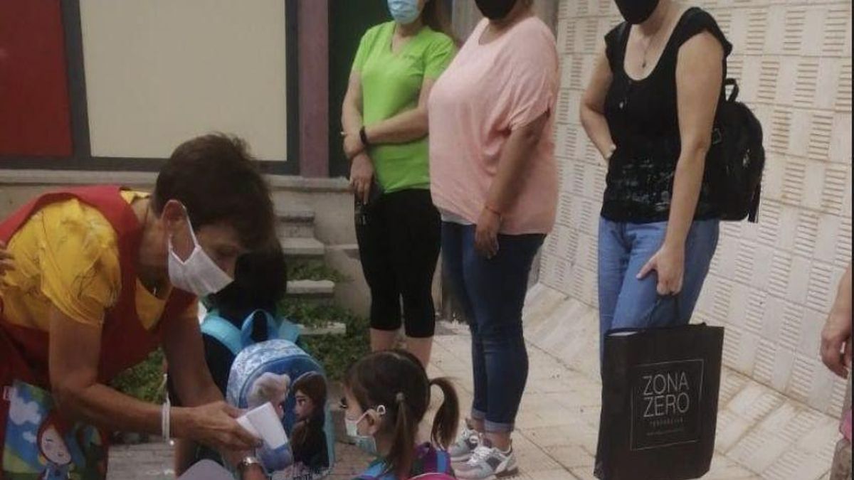 En  la imagen, este martes,  toma de temperatura en el Centro de Infantil y Primaria Adamancasis de El Paso