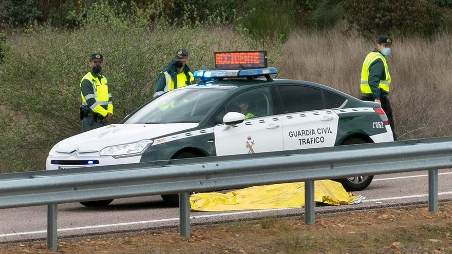 Un motorista de la Guardia Civil falleció hoy al sufrir un accidente de moto en el kilómetro 312 de la Autovía de Castilla (A-62), a la altura del municipio de Sancti Spiritus (Salamanca), según informaron a Ical fuentes del Servicio de Emergencias 1-1-2 de Castilla y León.