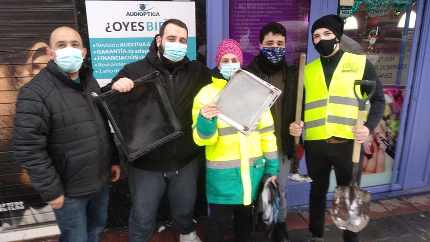 Said, segundo por la izquierda, y Victoria, voluntarios para retirar la nieve de Madrid tras el temporal Filomena