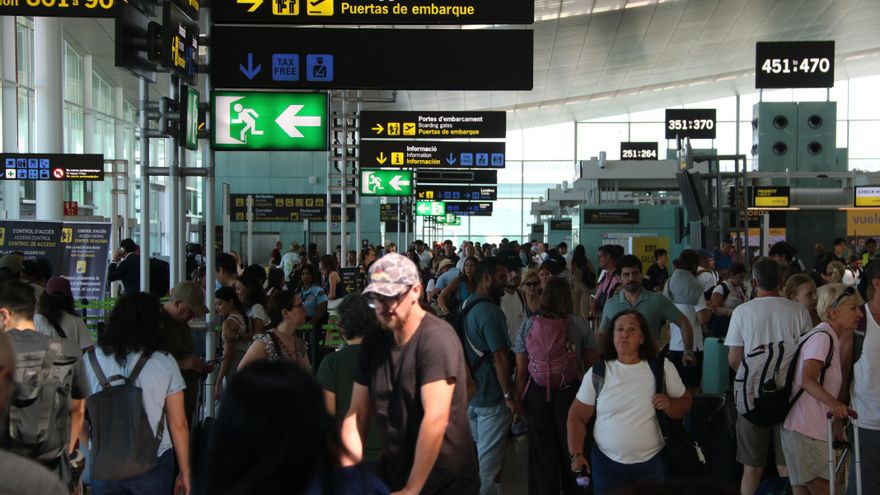 Viajero en el aeropuerto de El Prat, este sábado.