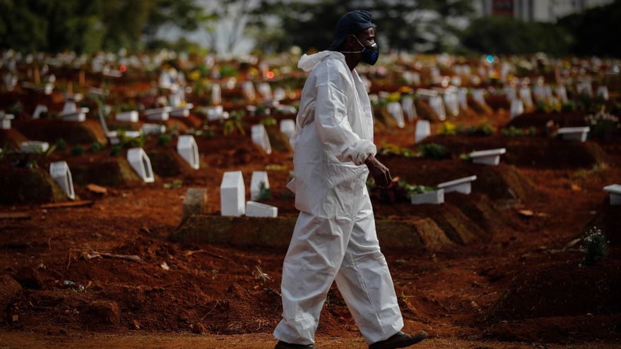 Un hombre trabaja enterrando víctimas de covid-19 en el Cementerio Vila Formosa, en Sao Paulo (Brasil). EFE/Fernando Bizerra Jr./Archivo