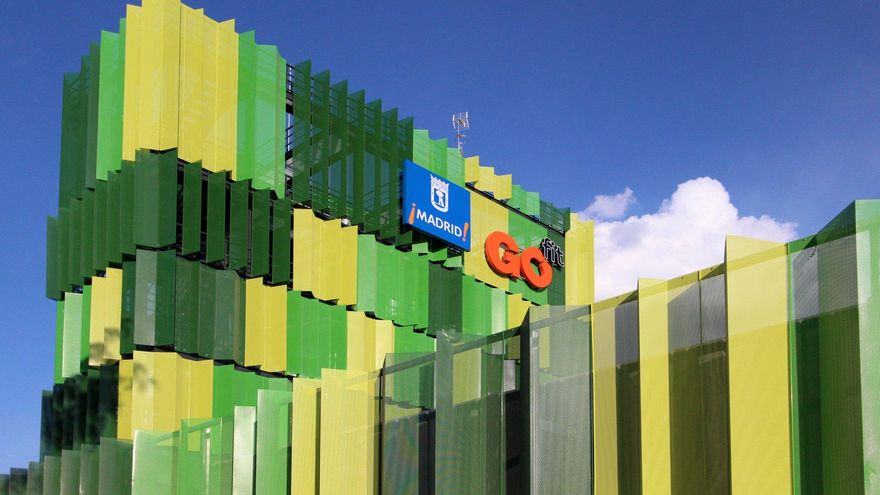 Protesta en Chamberí para exigir que polideportivos privatizados apliquen el descuento de mayores: "Es su obligación"