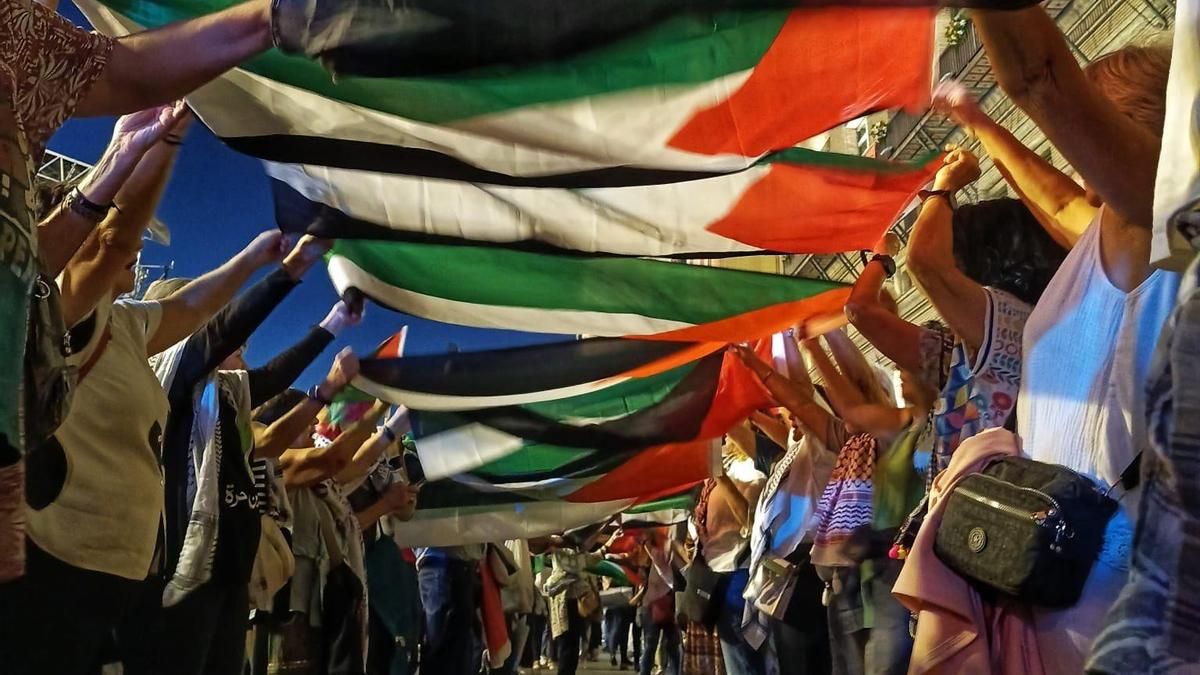 Banderas palestinas durante el pregón de inicio de las Fiestas del Pilar