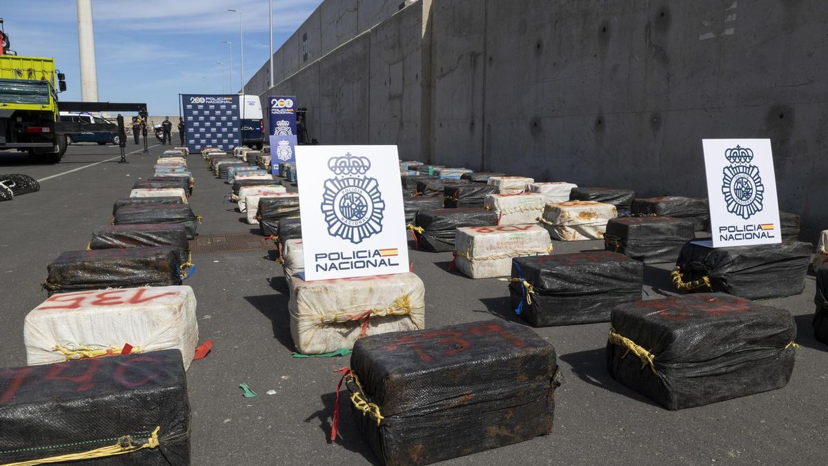 Desembarco del alijo de coca, este domingo, en el puerto de Arinaga, Gran Canaria.