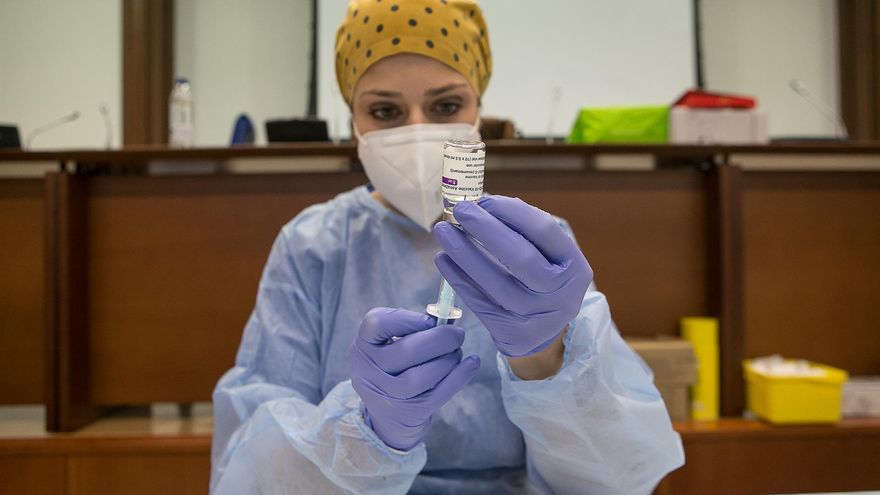 Una profesional sanitaria sostiene un vial de la vacuna AstraZeneca contra la COVID-19.