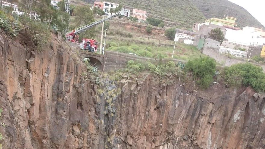 Dispositivo de rescate del cadáver de un hombre localizado en un barranco de La Laguna.