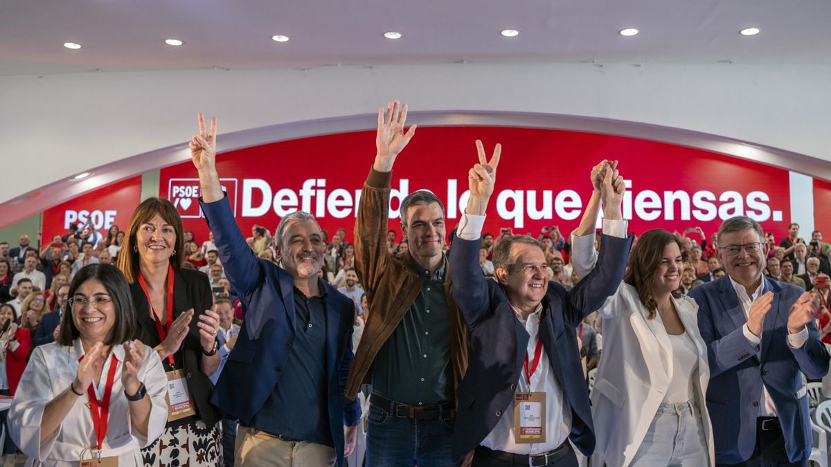 (I-D) La candidata del PSOE a la Alcaldía de Las Palmas de Gran Canaria, Carolina Darias; la vicelehendakari, Idoia Mendia; el secretario general del PSOE y presidente del Gobierno, Pedro Sánchez, el alcalde de Vigo, Abel Caballero; la candidata del PSPV