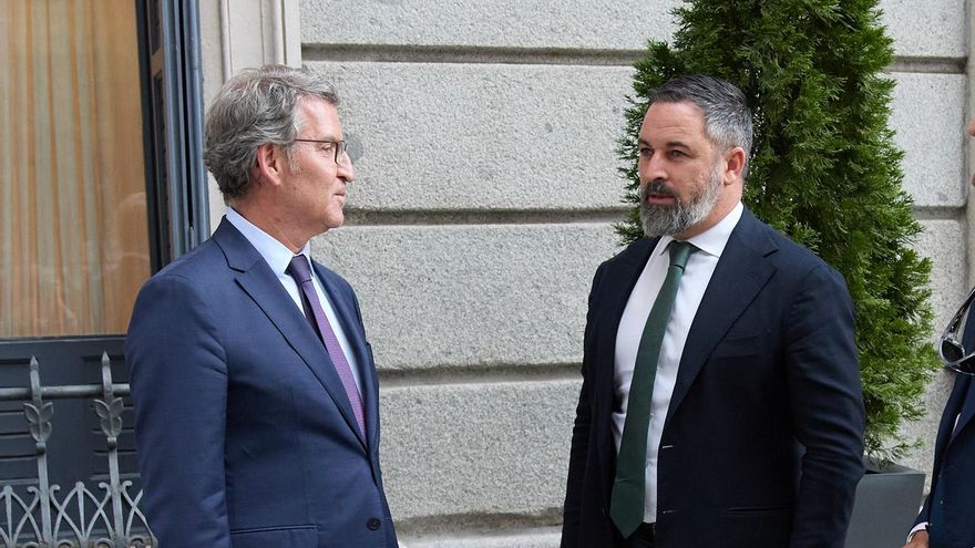 Archivo - El presidente del PP, Alberto Núñez Feijóo (i) conversa con el presidente de VOX, Santiago Abascal (c), a su salida de una sesión plenaria en la Cámara Baja, a 17 de septiembre de 2024, en Madrid (España). El Pleno del Congreso debate hoy la pro
