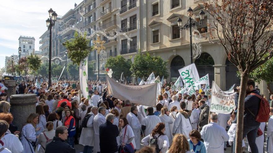 Andalucía paga el déficit de médicos: 65 euros por consulta en la privada; 44 euros por seis consultas a la hora en la pública