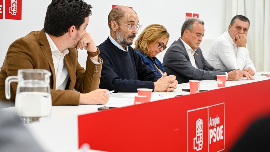 El PSOE aragonés desembarca en Sevilla con las disputas internas y la cuestión de la financiación como caballos de batalla