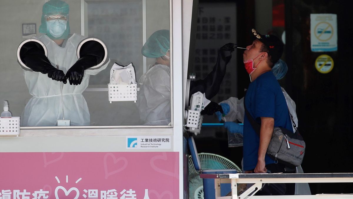 Centro de realización de pruebas de coronavirus en Taipei. EFE/EPA/RITCHIE B. TONGO