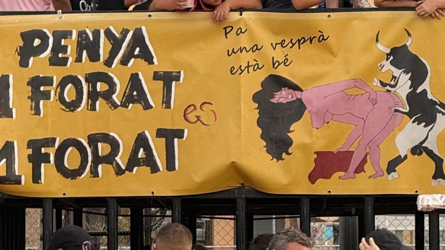 Denuncian un cartel sexista de una peña en las fiestas de Sagunto: "Un agujero es un agujero, para una tarde está bien"