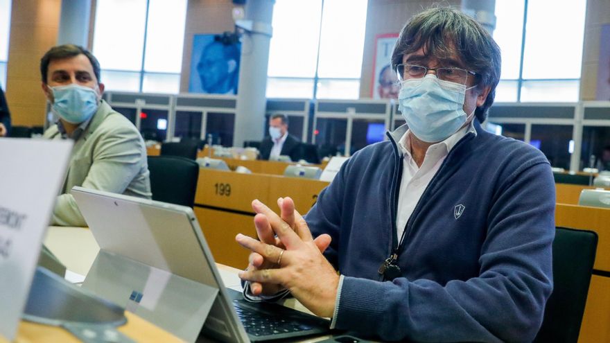 Carles Puigdemont en su escaño del Parlamento Europeo después de su detención y liberación en Cerdeña.