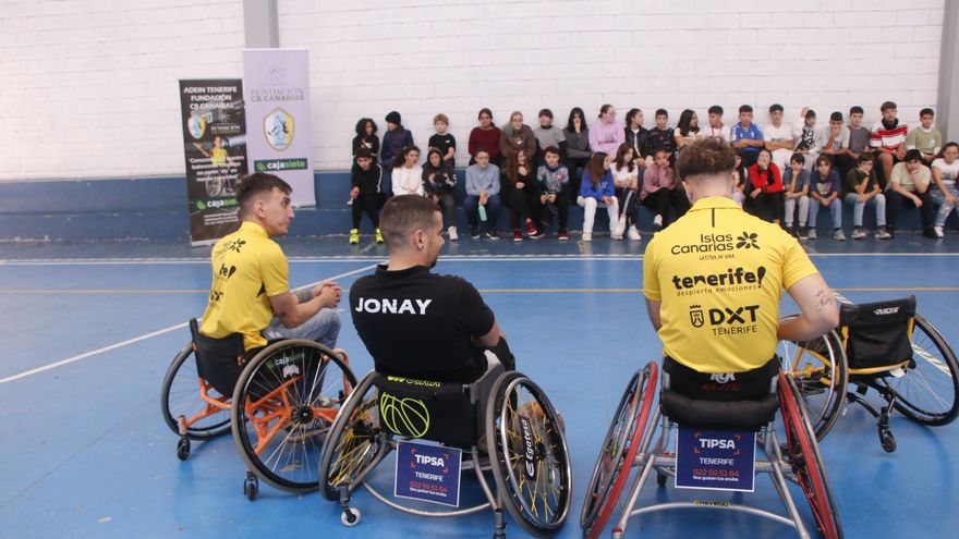El alumnado del IES El Tanque conoce el baloncesto en silla de ruedas
