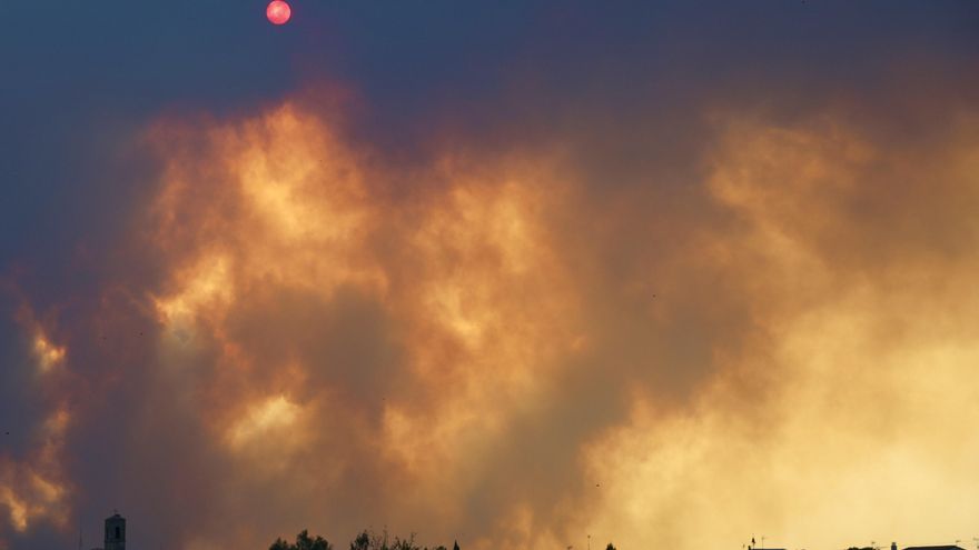 Columnas de humo provocadas por el incendio forestal de Fermoselle (Zamora), este miércoles. EFE/Mariam A. Montesinos
